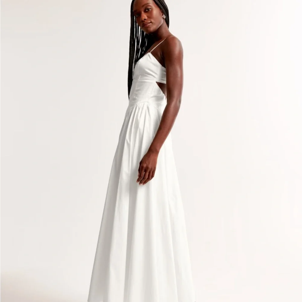 Elegant White Dipped-Waist Sweetheart Maxi Dress